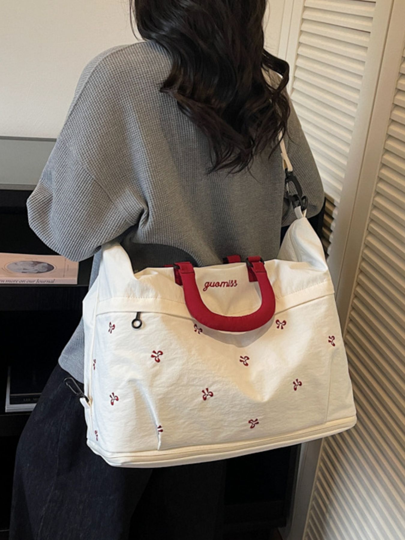 Bow Embroidered Travel Bag 3