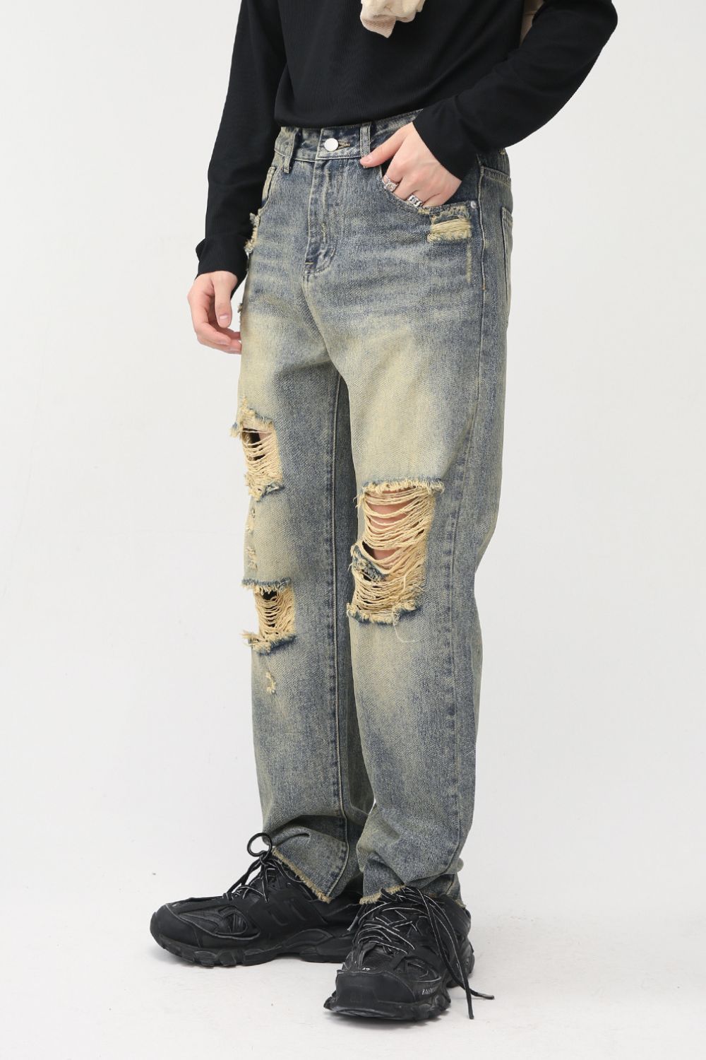 Distressed Mid Rise Jeans with Pockets