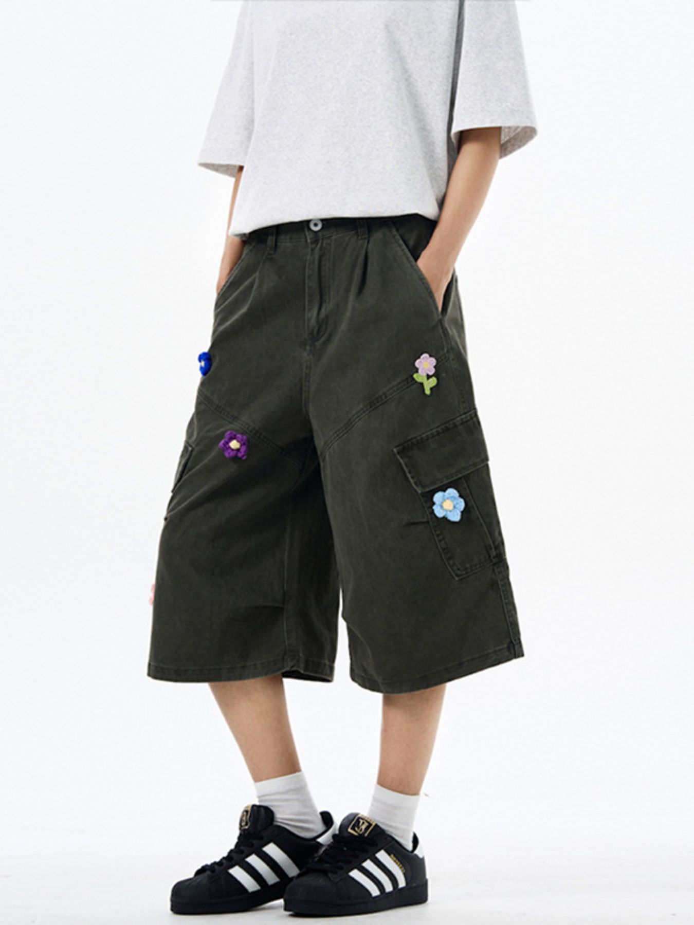 Men's Floral Appliqued Wide-Leg Cargo Shorts