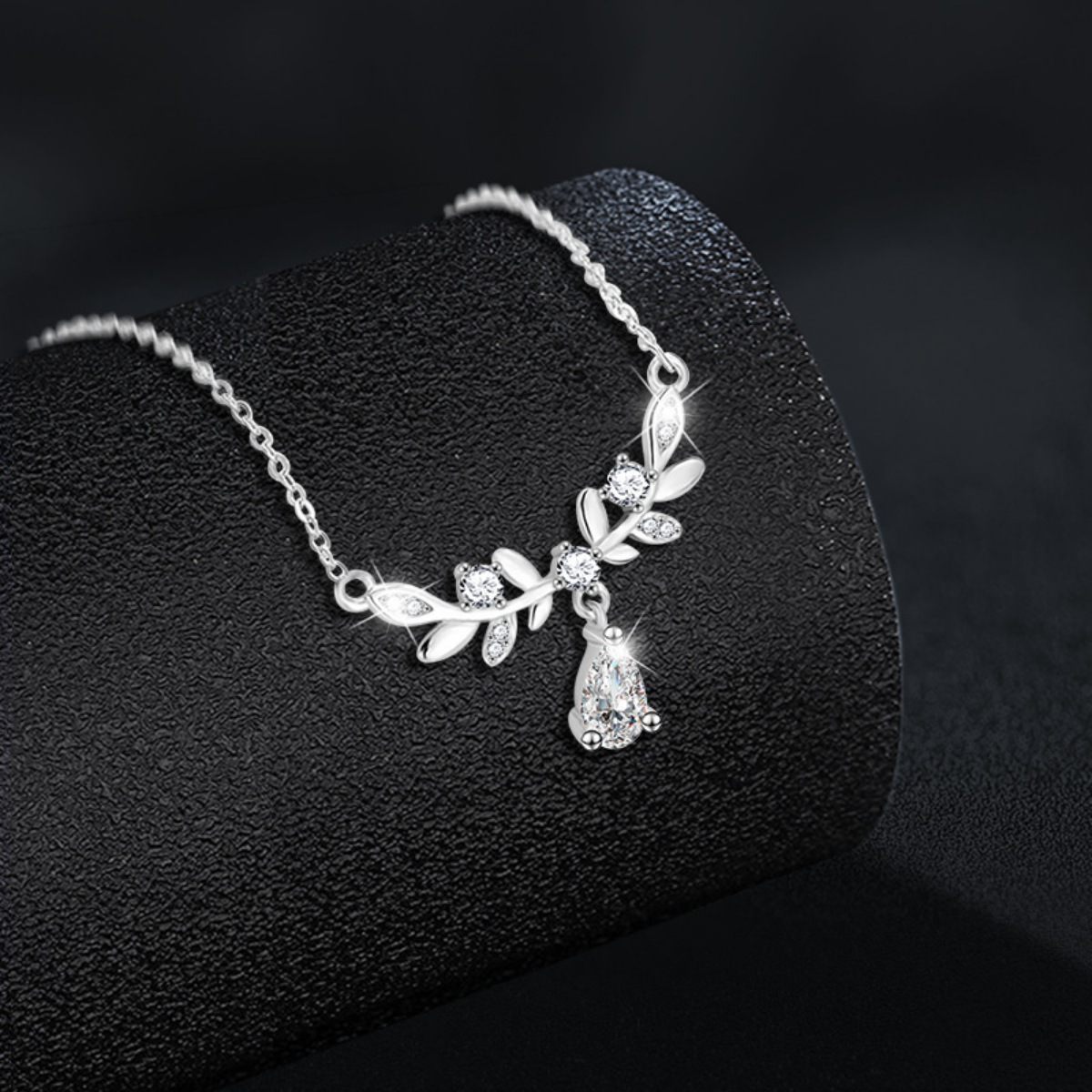 925 Sterling Silver Moissanite Leaf Necklace