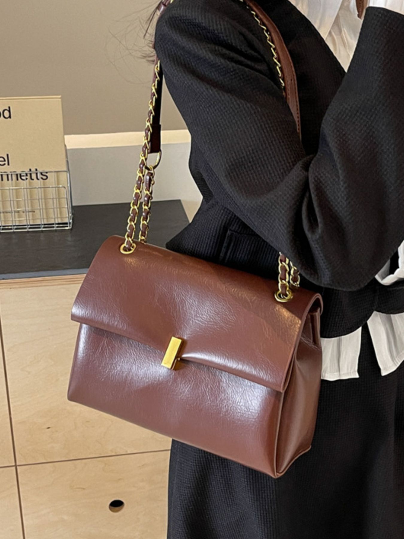 Chain Strap Shoulder Bag 1