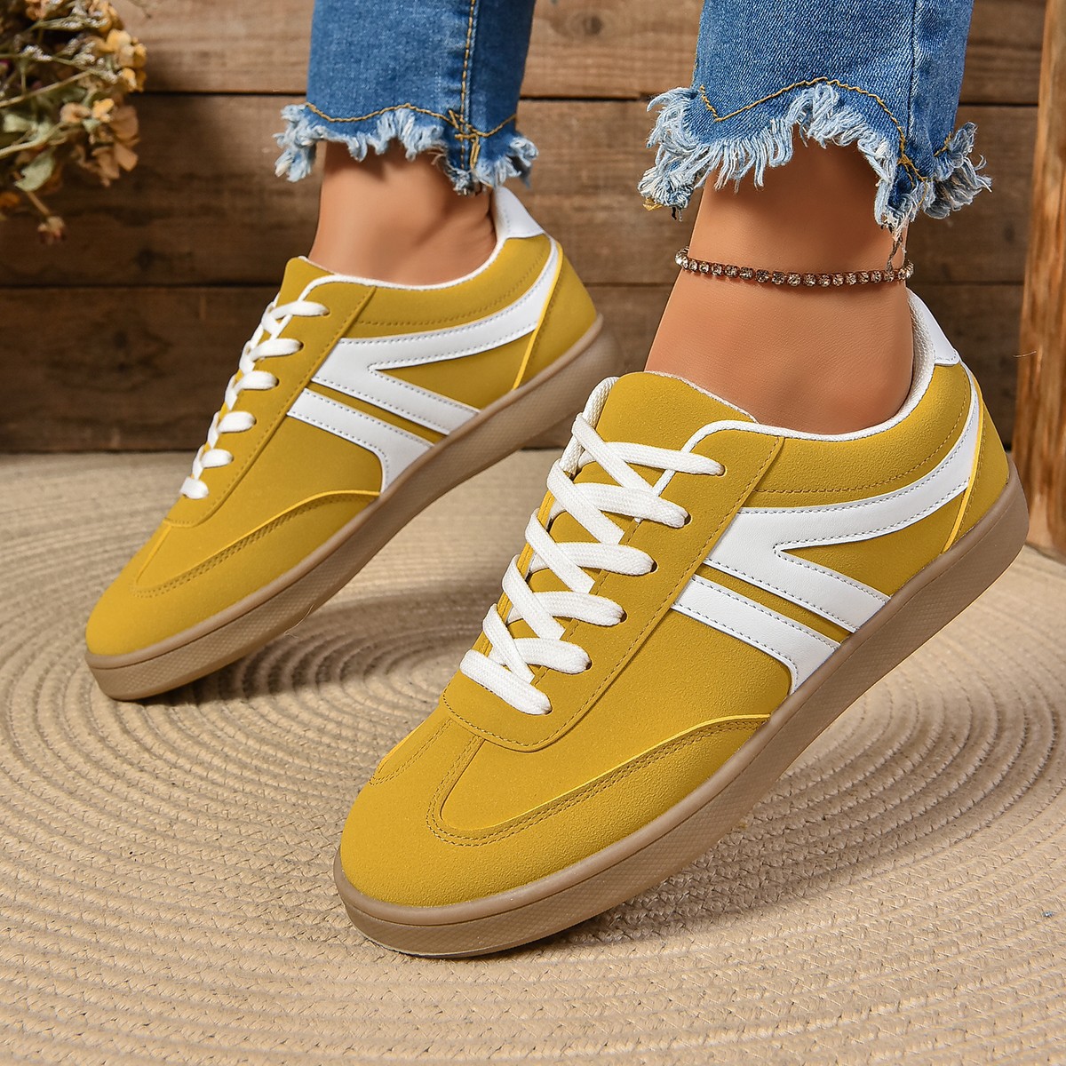 Lace Up Round Toe Flat Sneakers
