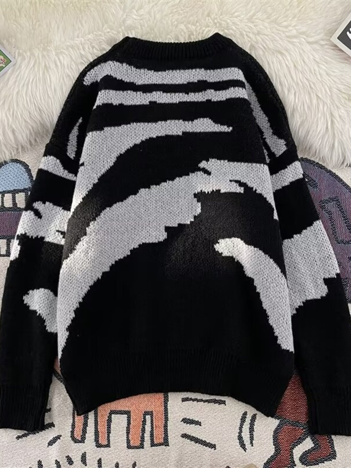 Men's Contrast Round Neck Sweater