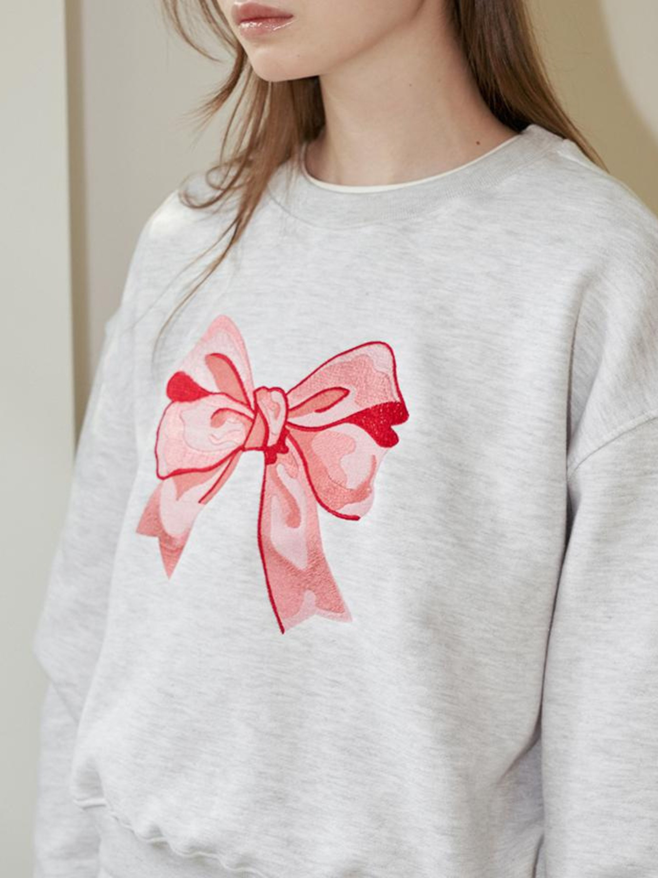 Bow Graphic Round Neck Long Sleeve Sweatshirt